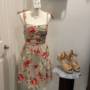 M60 cottagecore dress. Zip w/tie straps. Lined. Great construction of this dress